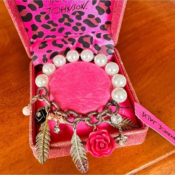 SOLD🩷[ Betsey Johnson ] Pearl & Chain Charm Bracelet - Picture 8 of 11